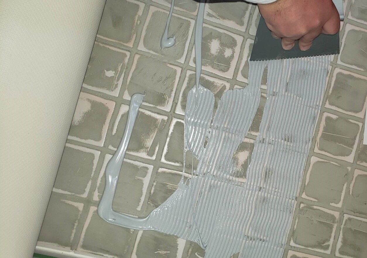 浴室の床の上貼りとは